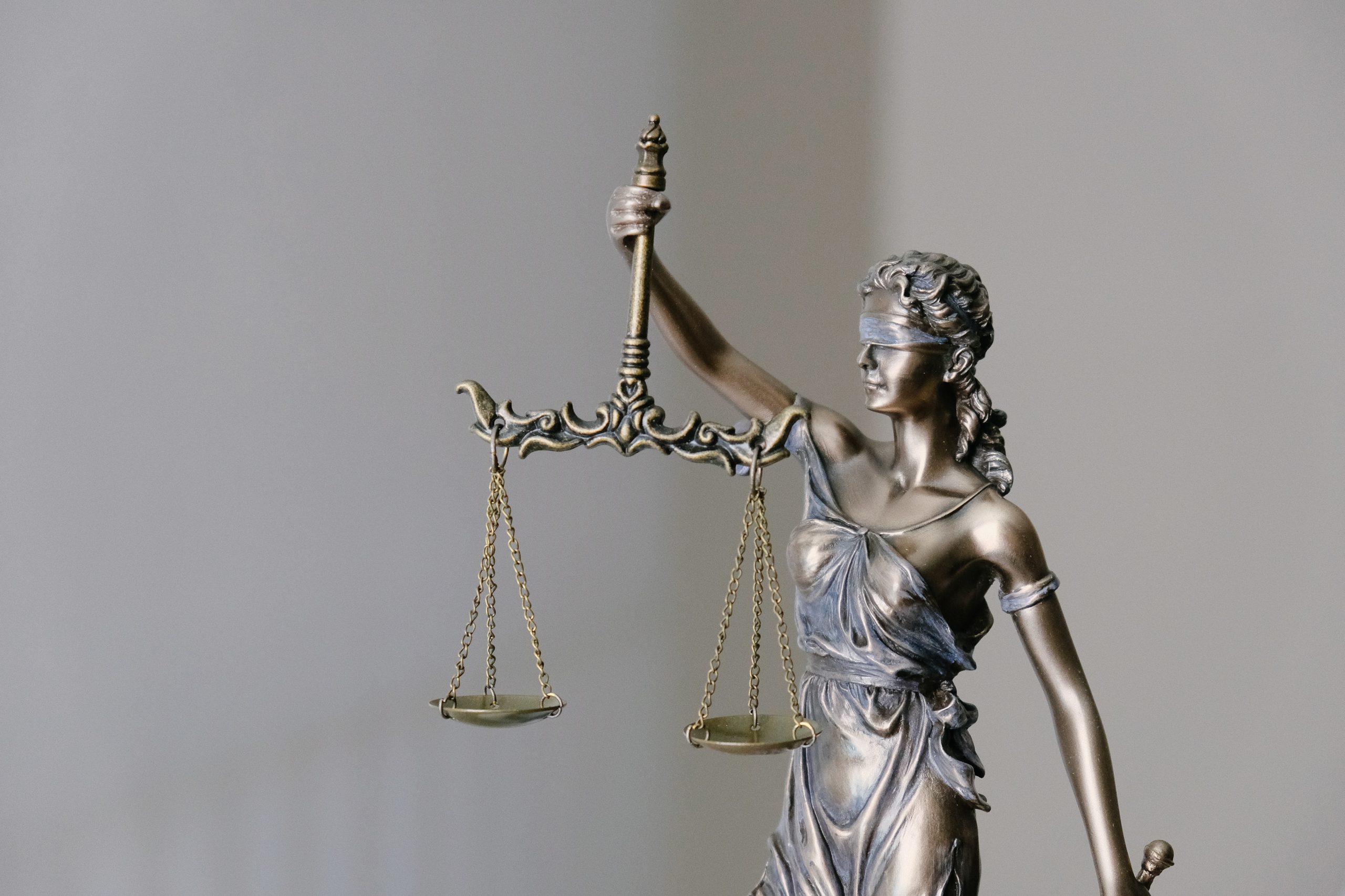 Rzeźba Temidy z wagą. Symbol sprawiedliwości