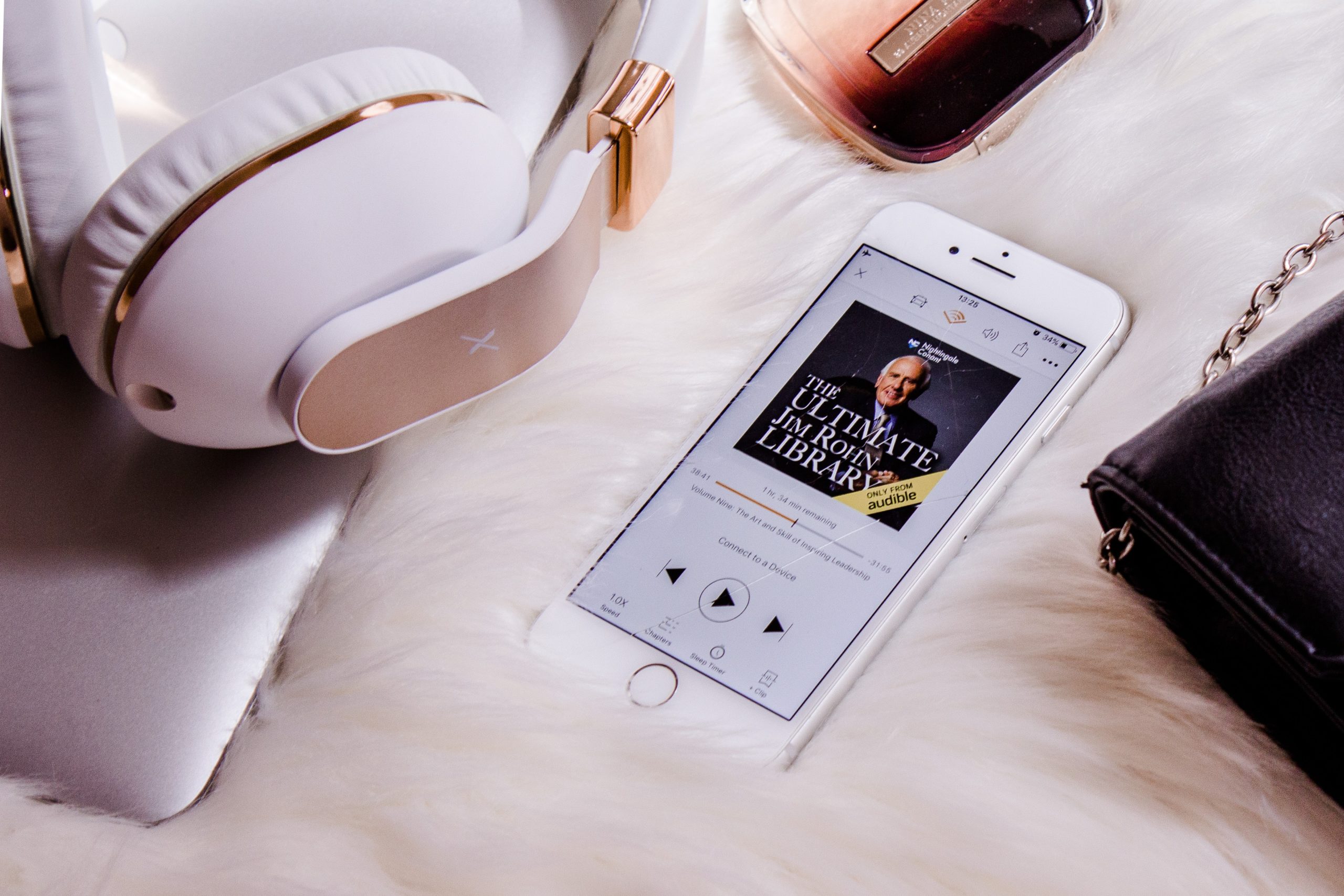 Smartfon z audiobookiem i słuchawkami