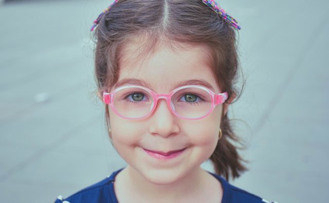 Mała dziewczynka w okularach
