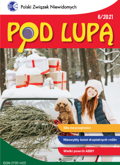 okładka Pod lupą nr 6/2021, nastolatka opiera się o samochód, na dachu którego jest choinka i prezenty, na masce siedzi obok niej pies, dziewczyna uśmiecha się