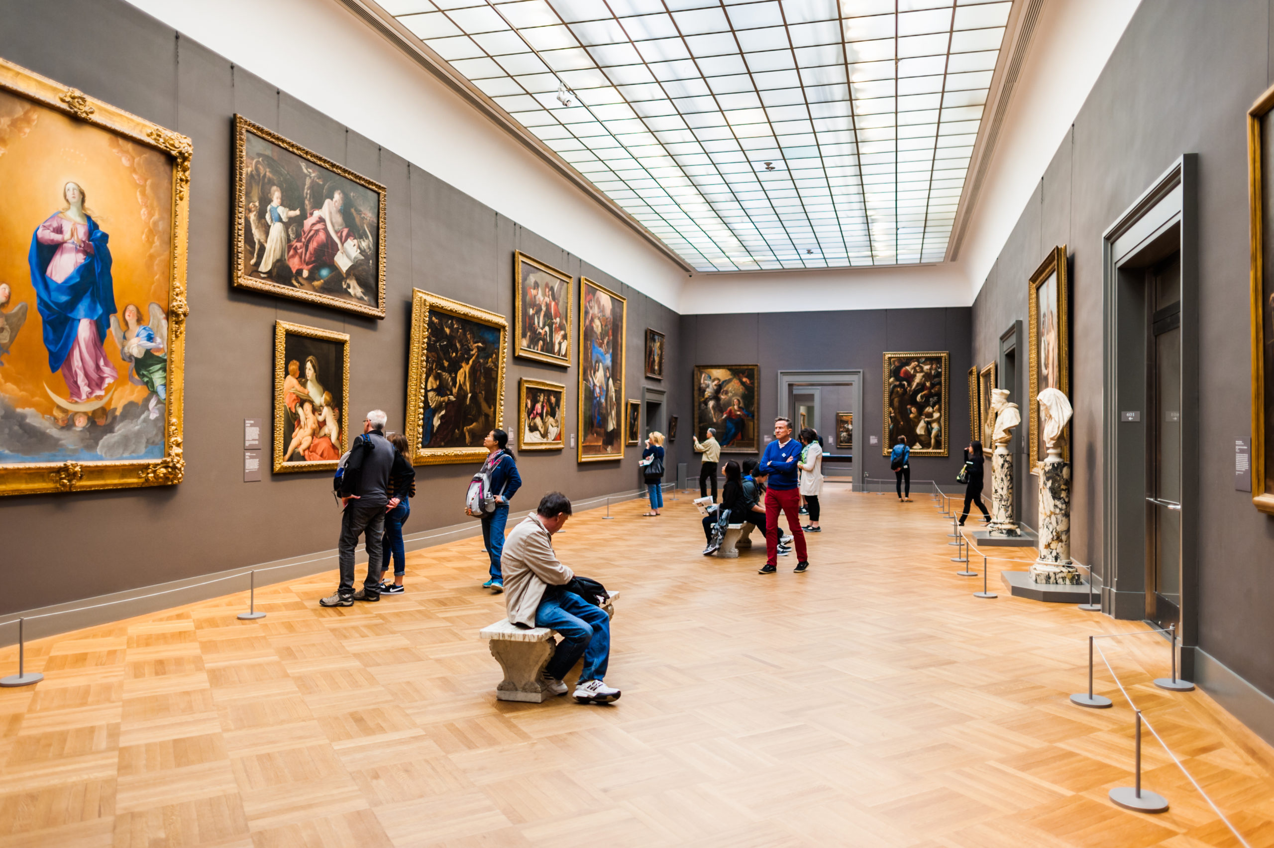 Galeria sztuki w środku osoby oglądają obrazy, doświadczają sztuki