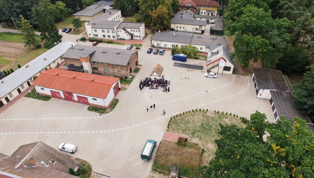 Widok z lotu ptaka na dziedziniec Ośrodka Szkolno - Wychowawczego dla Dzieci Niewidomych w Laskach