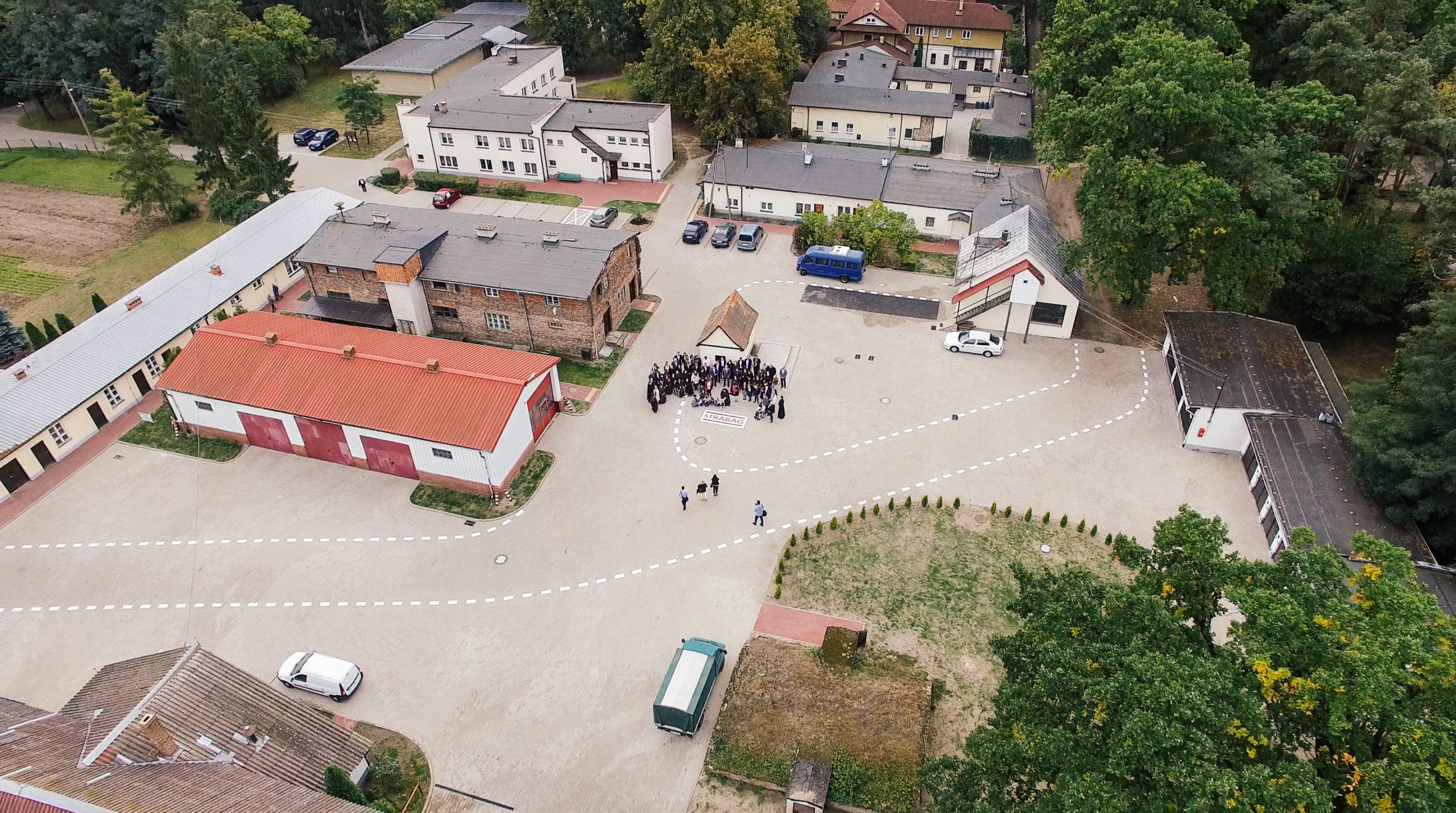 Widok z lotu ptaka na dziedziniec Ośrodka Szkolno - Wychowawczego dla Dzieci Niewidomych w Laskach