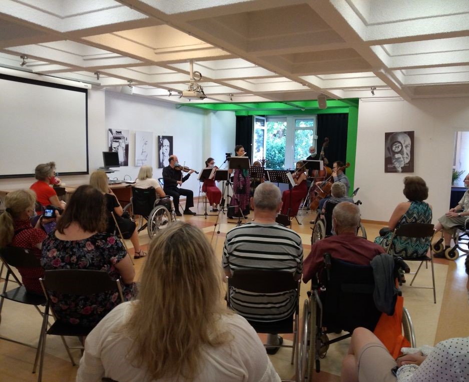 Koncert zespołu FURIBONDO, a także uczestnicy wydarzenia.