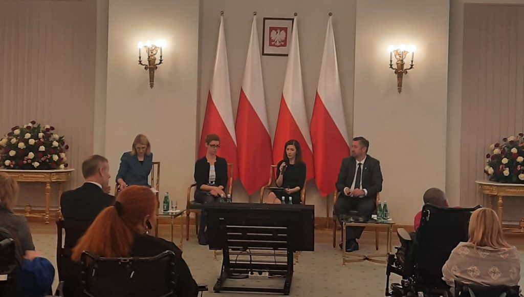 Zdjęcie uczestników spotkania. Na środku zasiadają eksperci, od lewej: Paulina Malinowska-Kowlaczyk, dr hab. prof. ucz. Izabela Krasiejko, dr hab. prof. ucz. Katarzyna Roszewska, prof. dr hab. Bartosz Molik.