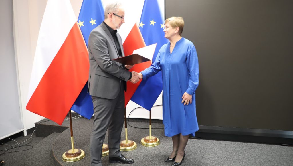 Minister zdrowia Adam Niedzielski wręcza powołanie do ROP Elżbiecie Oleksiak, kierownik Centrum Rehabilitacji Instytutu Tyflologicznego PZN.