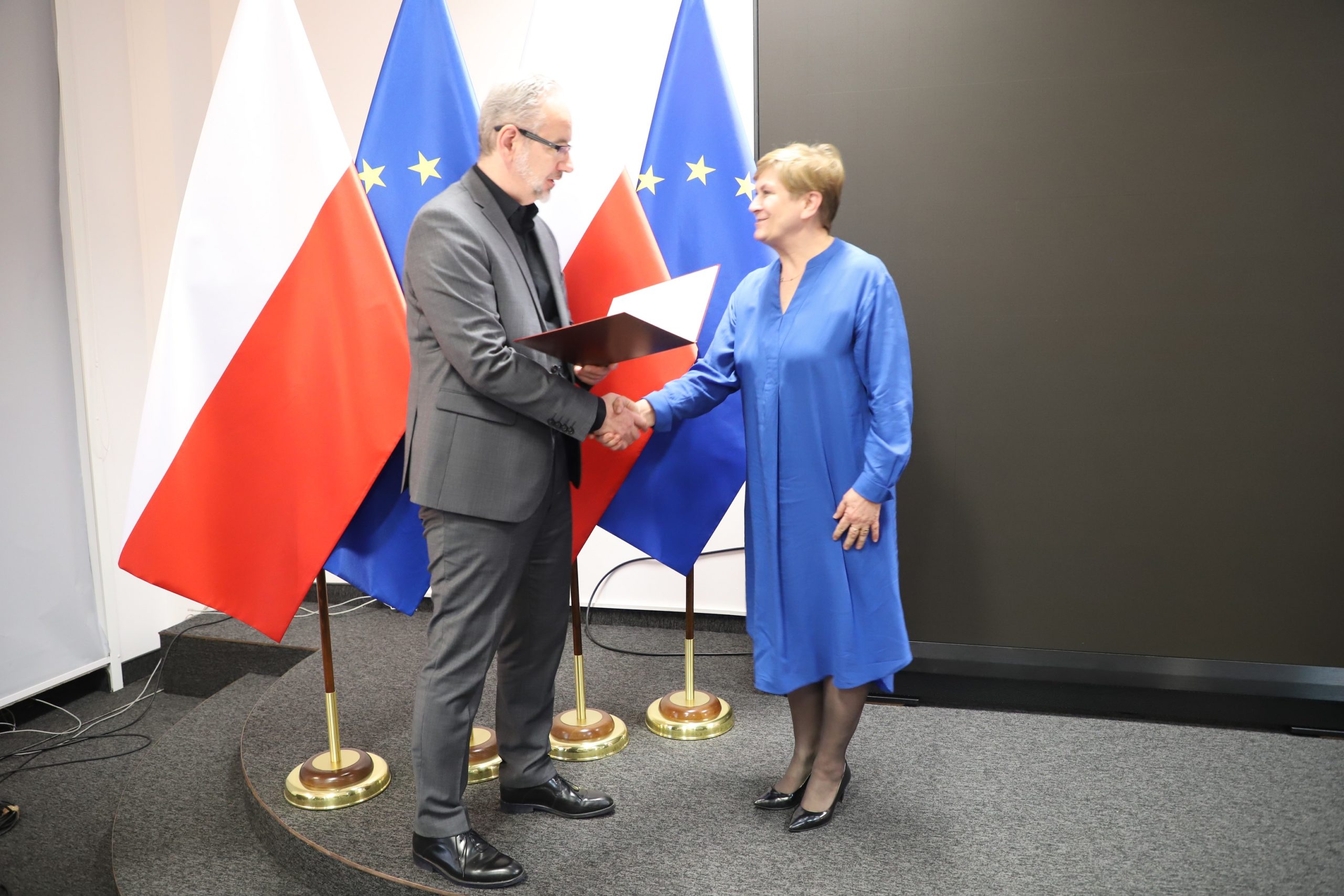 Minister zdrowia Adam Niedzielski wręcza powołanie do ROP Elżbiecie Oleksiak, kierownik Centrum Rehabilitacji Instytutu Tyflologicznego PZN.