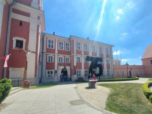 Przed wejściem do ośrodka w Owińskach