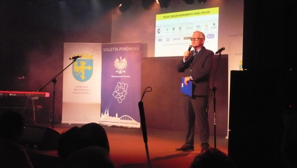 Włodzimierz Ożga przemawia na scenie