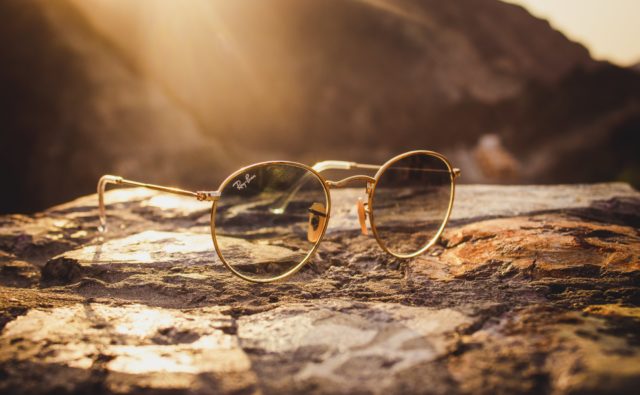 Okulary przeciwsłoneczne leżące na skale w promieniach słońca