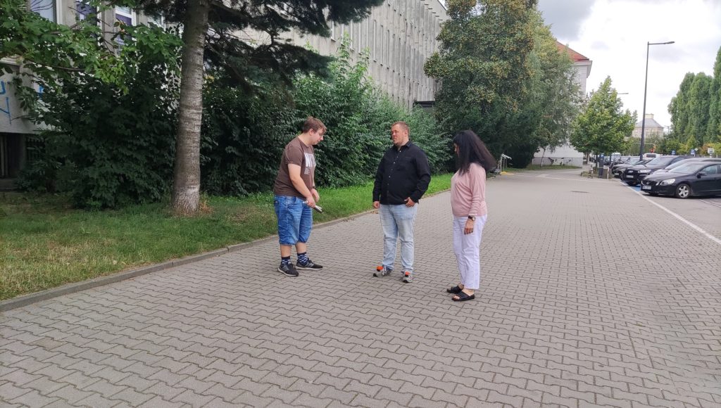 Trzy osoby, które testują na chodniku nowy sprzęt.