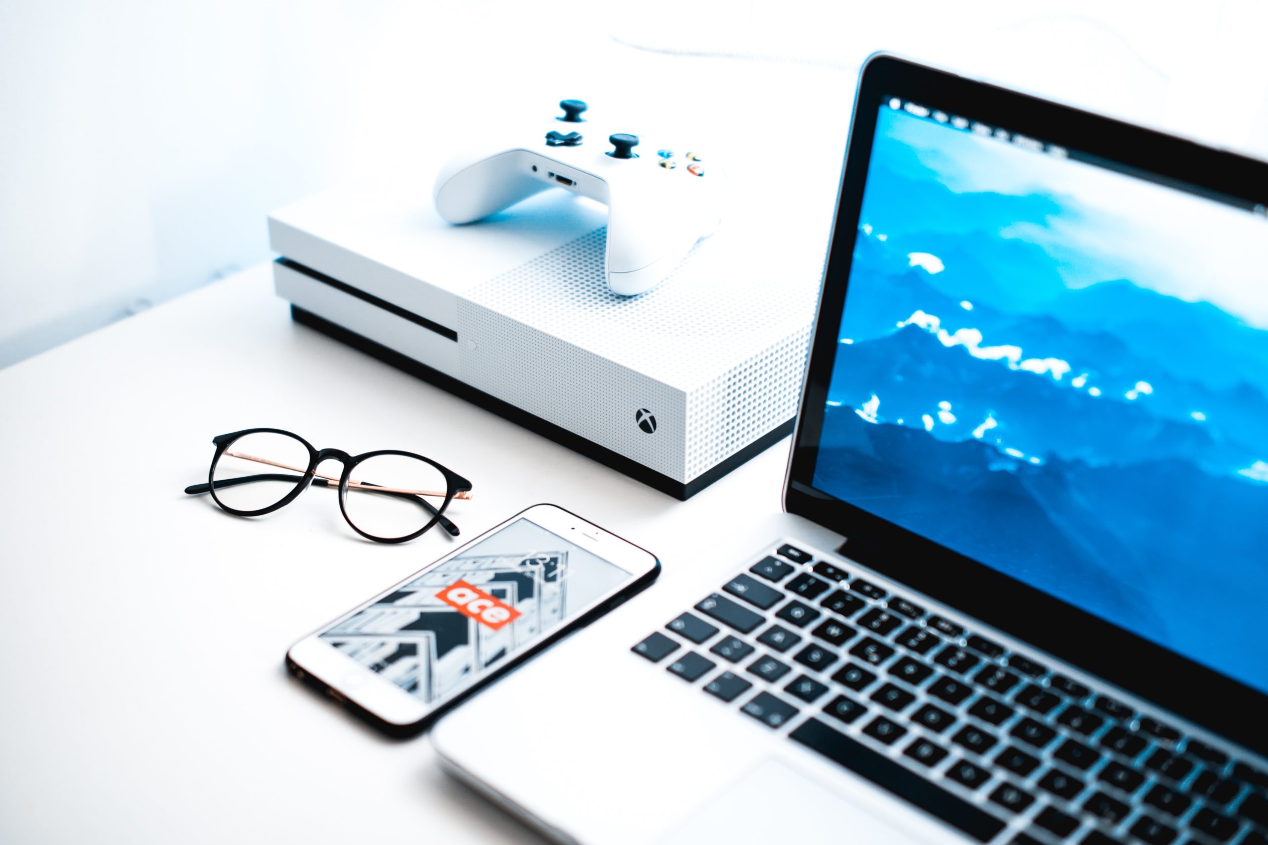 Otwarty laptop i obrazek emitujący niebieskie światło