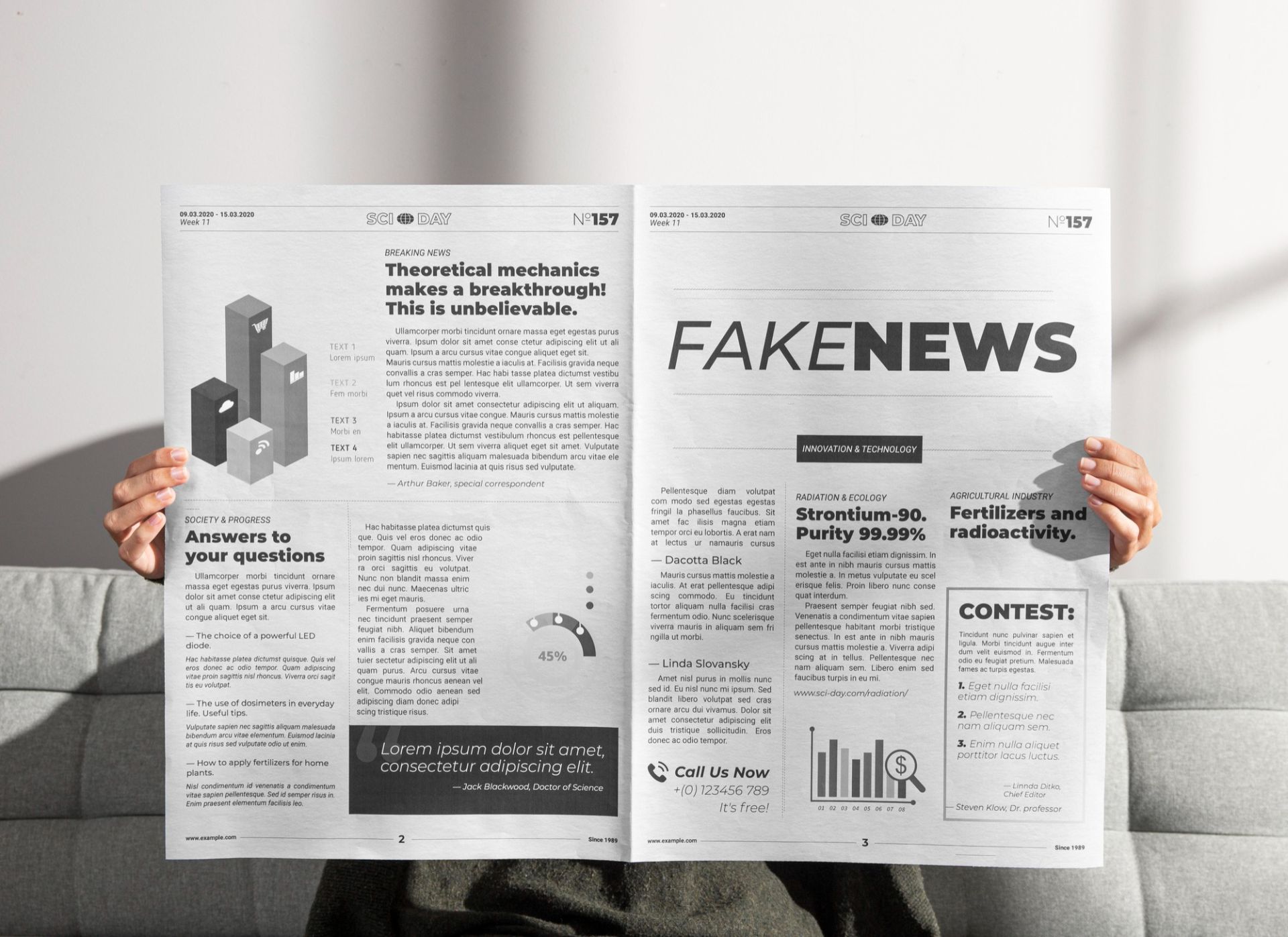 osoba siedzi na kanapie i trzyma rozłożoną gazetę, nie widać jej twarzy, tylko dłonie trzymające gazetę, na której widnieje wielki napis "fake news"