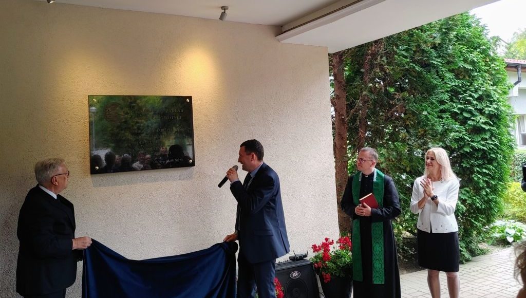Odsłonięcie tablicy. Na zdjęciu Julian Osiecki, nadzwyczajny członek PZN, Andrzej Brzeziński, prezes ZG PZN, ks. Tomasz Łukasiuk, diecezjalny duszpasterz osób z niepełnosprawnościami narządu wzroku oraz Elżbieta Jabłko, dyrektor olsztyńskiego ośrodka.