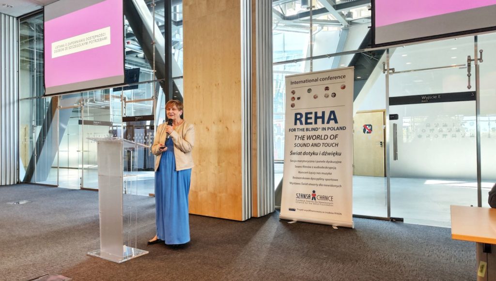 Elżbieta Oleksiak, kierownik Centrum Rehabilitacji PZN, podczas wystąpienia pt. „Projektowanie i adaptacja przestrzeni publicznej do potrzeb osób niewidomych i słabowidzących − zalecenia, przepisy, doświadczenia"