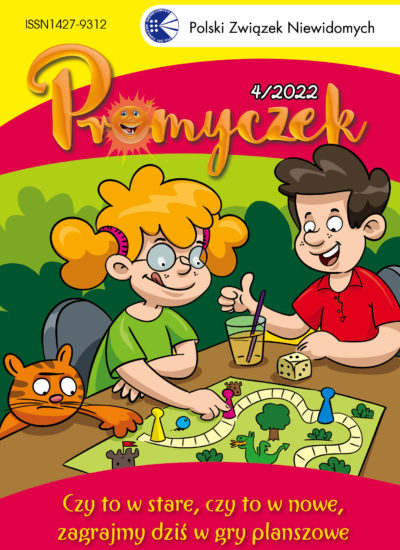 okładka "Promyczka" nr 4/2022: chłopiec i dziewczynka grają w grę planszową, obok dziewczynki, po lewej stronie, stoi rudy kot, który łapką próbuje strącić pionek z planszy, pod spodem podpis: Czy to w stare, czy to w nowe, zagrajmy dziś w gry planszowe