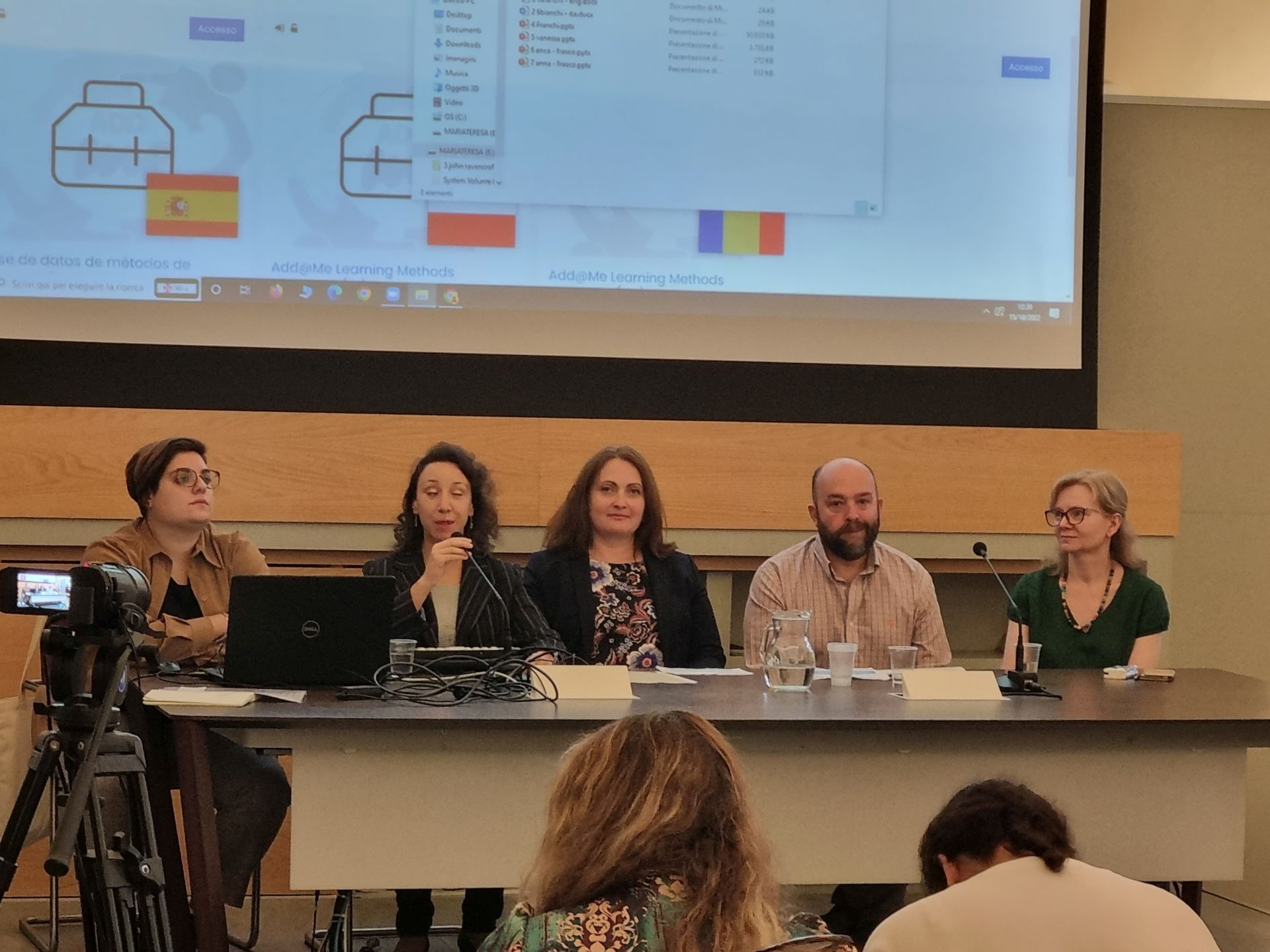 przy stole podczas konferencji siedzą partnerzy projektu ADD@ME: Vanessa Cascio, Anca David, Frasco Hurtado oraz Anna Lemańcfzyk
