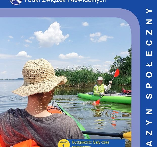 Mężczyzna w słomkowym kapeluszu siedzi w kajaku. Naprzeciwko przepływa mężczyzna, który w ręku trzyma wiosło.
