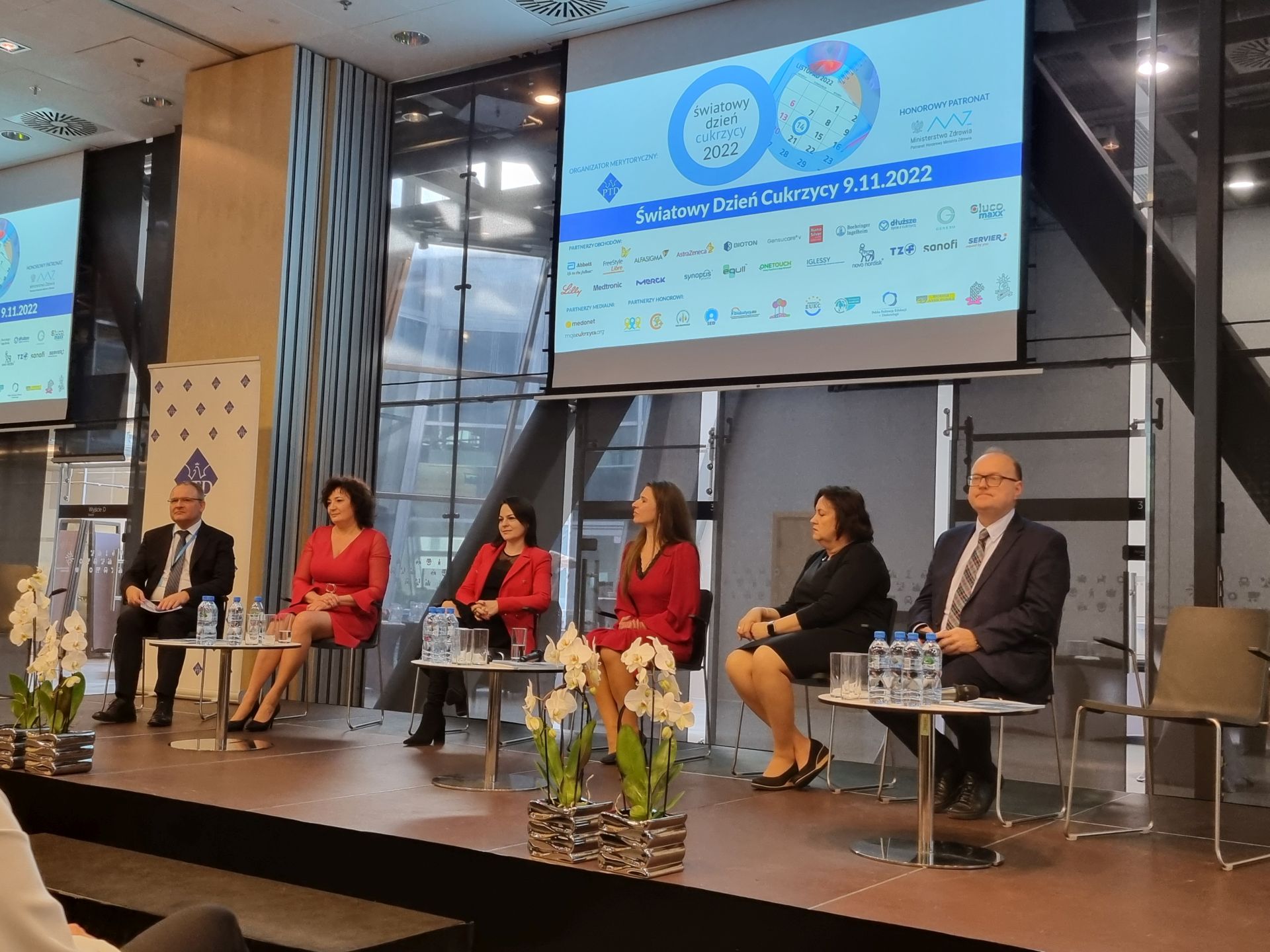 od lewej siedzą: min. Maciej Miłkowski, dr Beata Stepanow, dr Katarzyna Cyranka, poseł Ewa Kołodziej, Jolanta Michałowska oraz prof. Leszek Czupryniak; nad nimi ekran z plakatem promocyjnym Światowego Dnia Cukrzycy