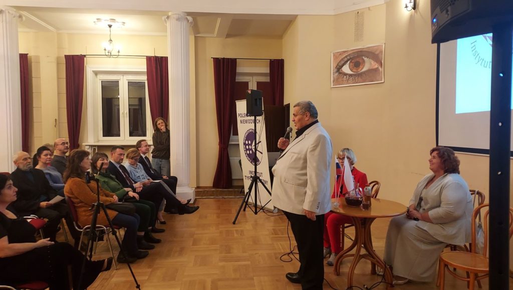 Maros Bango śpiewa na koncercie w Warszawie