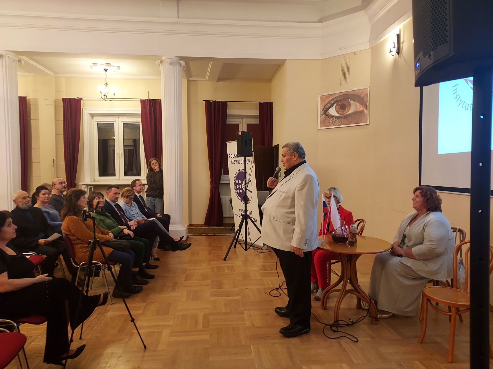 Maros Bango śpiewa na koncercie w Warszawie
