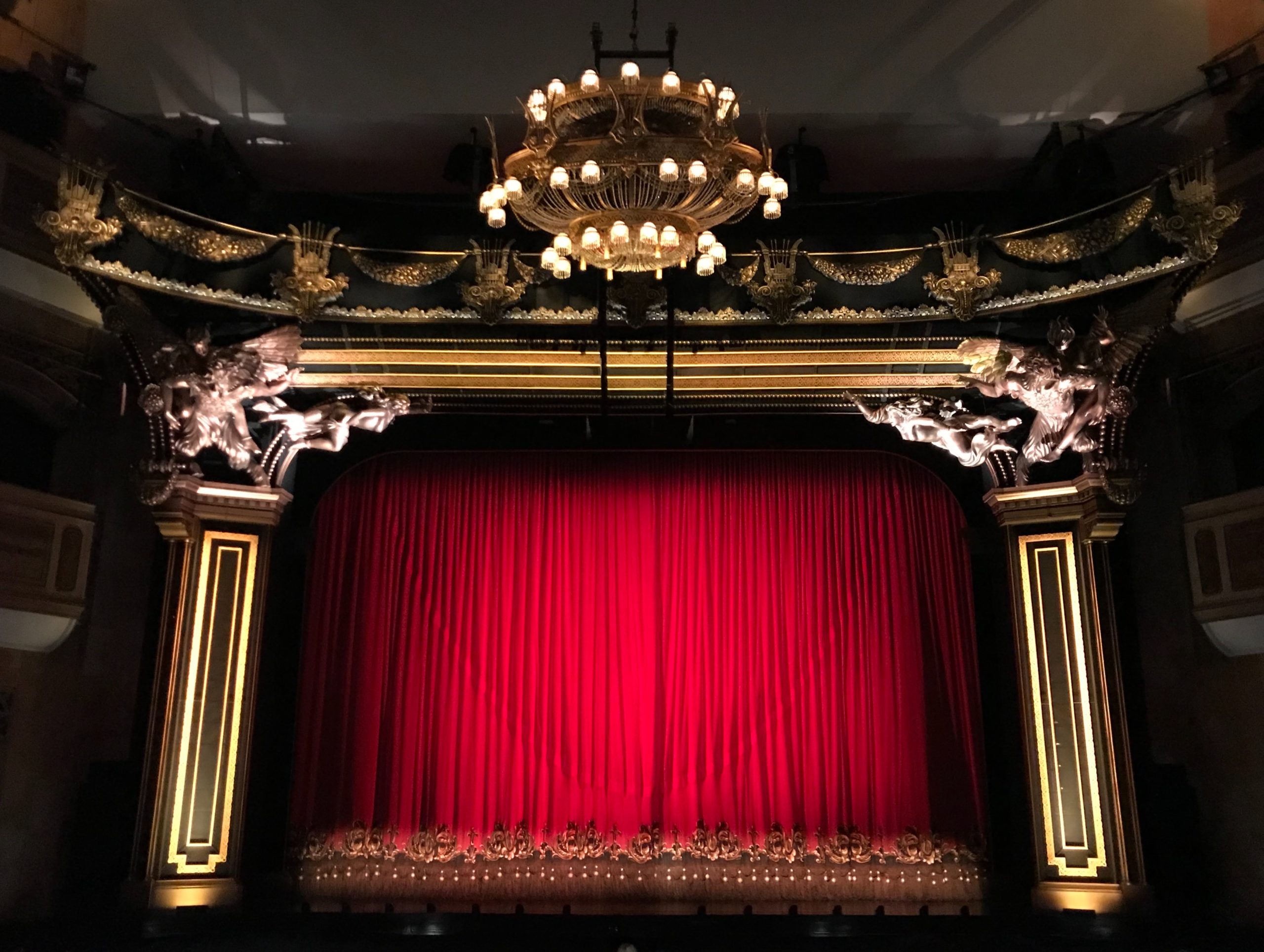Scena w teatrze, widoczne złocenia i dekoracje