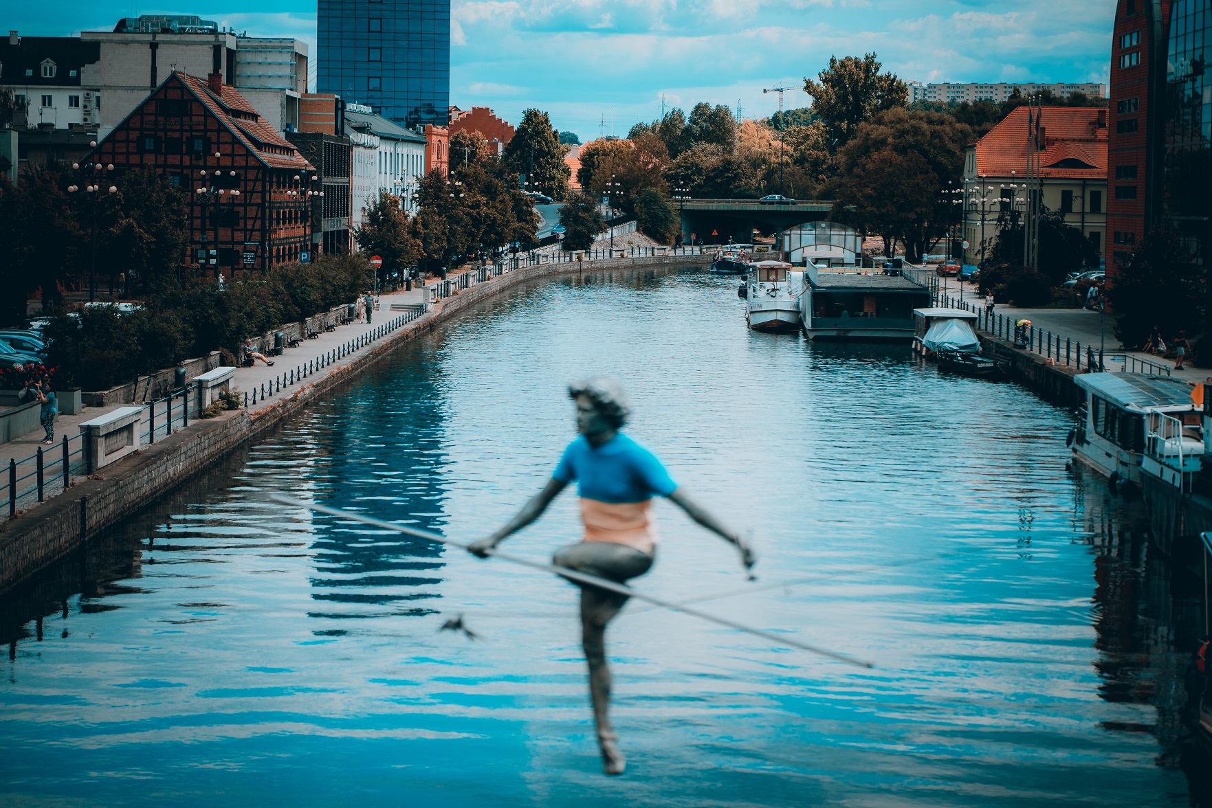 Budynki w centrum miasta nad rzeką Brdą w Bydgoszczy