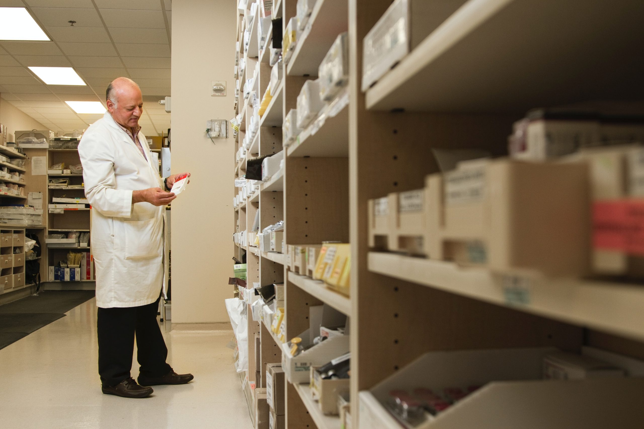 Farmaceuta trzyma w ręku opakowanie leku.