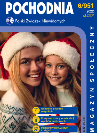 Okładka Pochodni nr 6/2022. Na głównym zdjęciu młoda kobieta z kilkuletnią dziewczynką. Obie się uśmiechają, a na głowie mają czerwone czapki św. Mikołaja.
