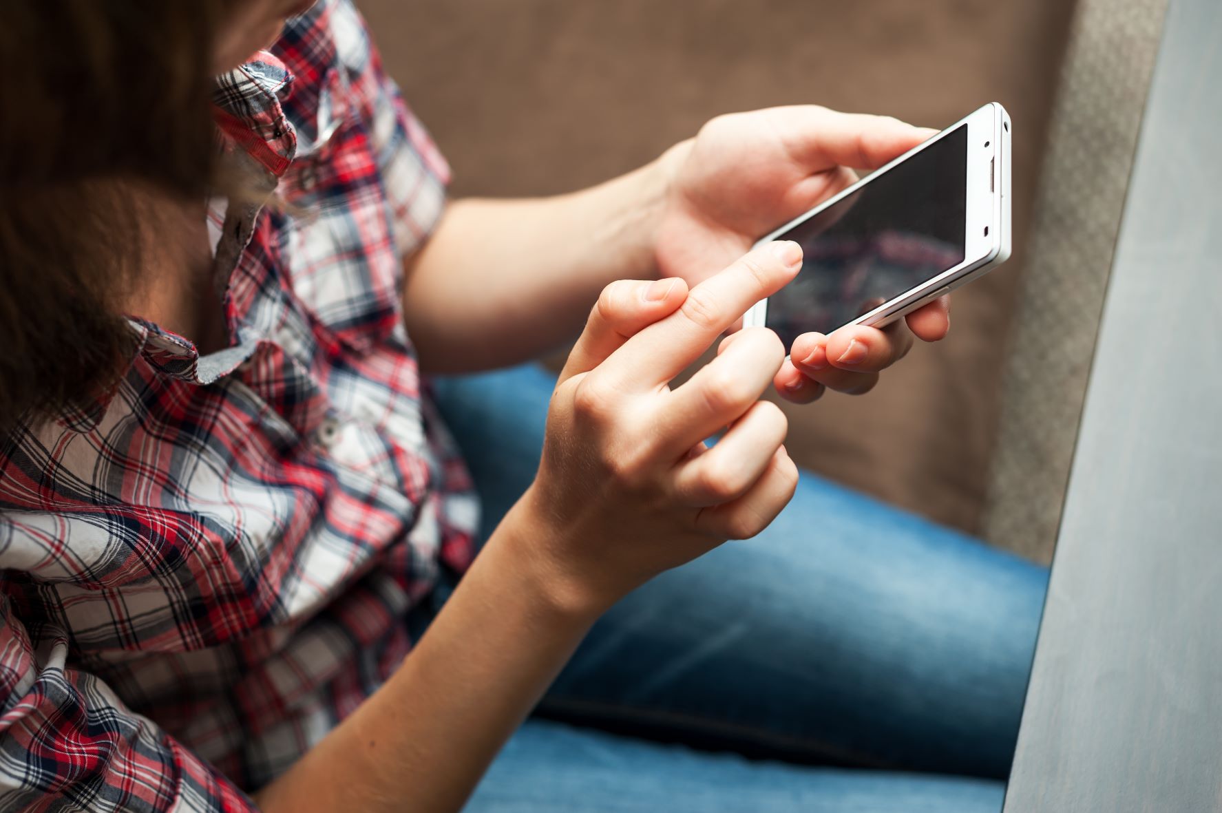 Kobieta trzyma telefon komórkowy w dłoni