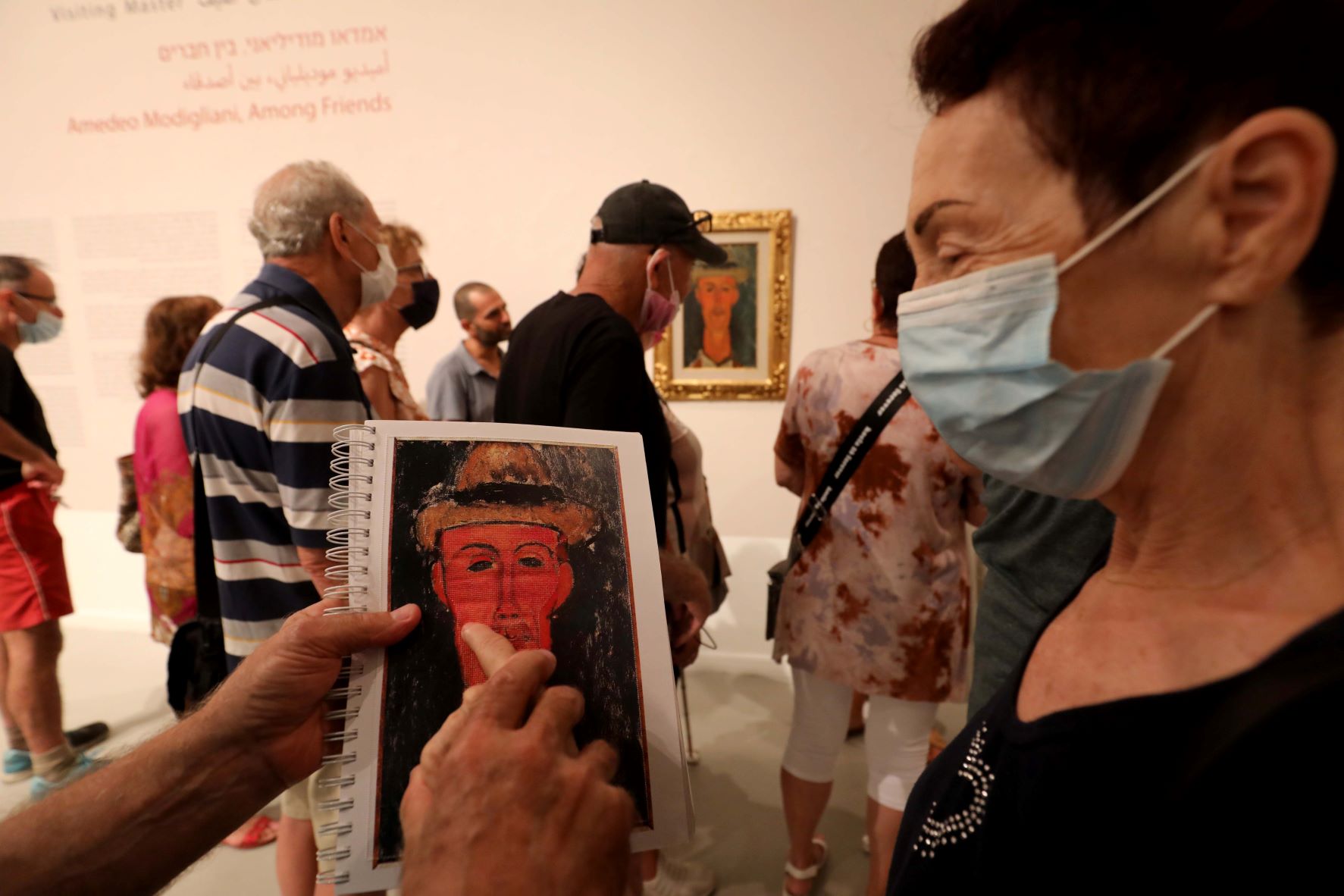 Muzeum, niewidoma kobieta dotyka tyflografiki obrazu