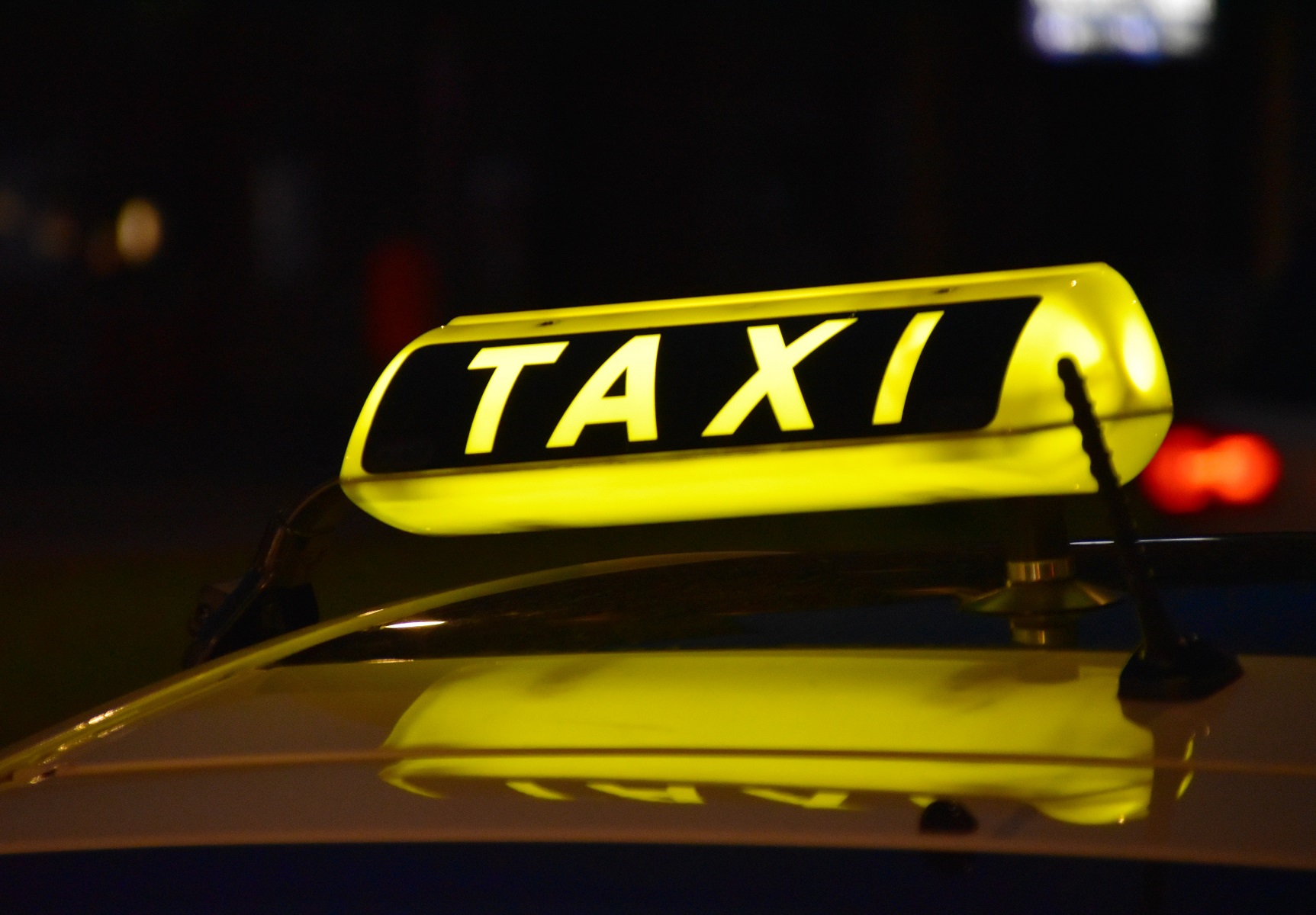 Napis "Taxi" na samochodzie