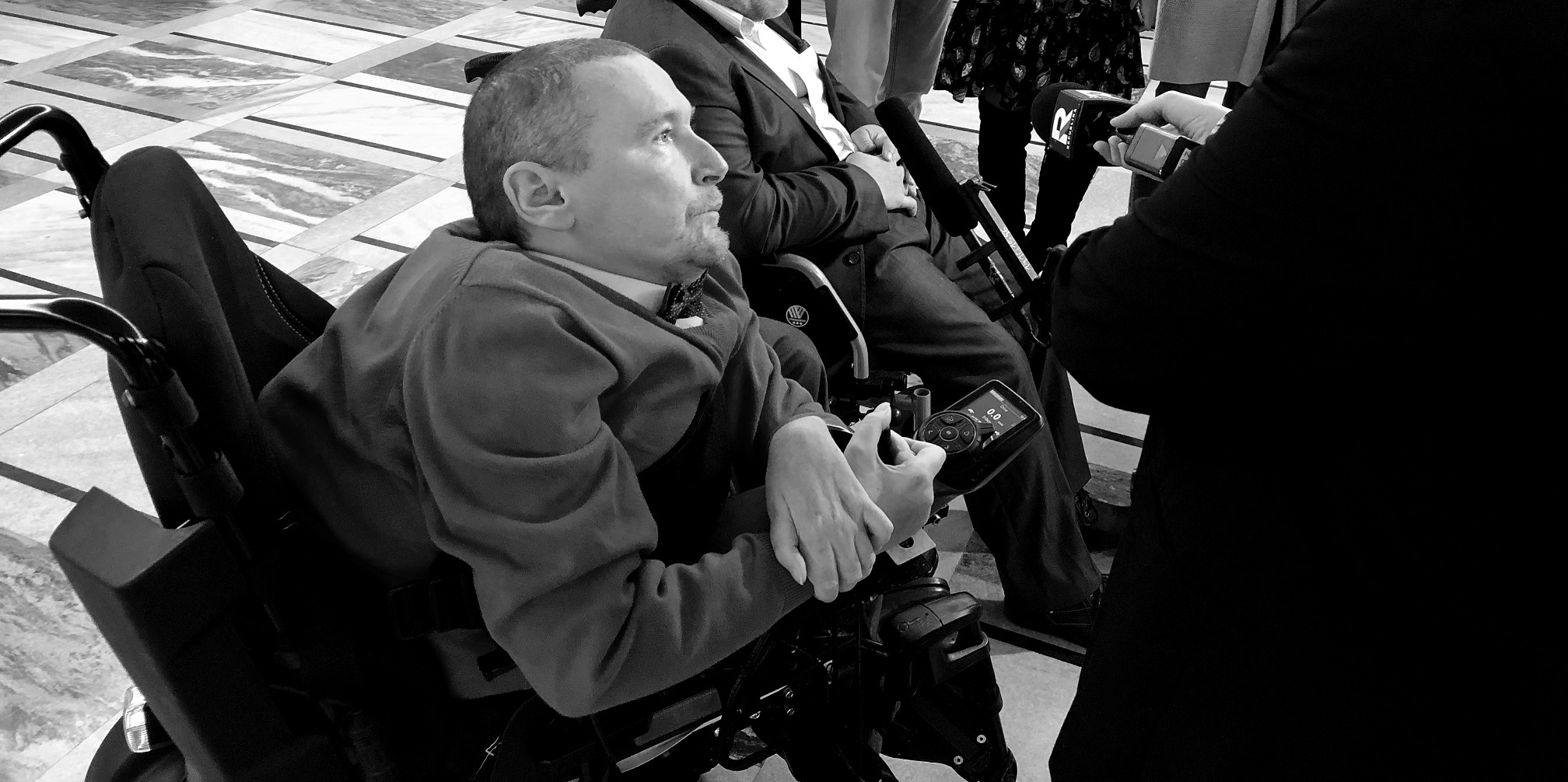 Senator Marek Plura w trakcie udzielania wywiadu.