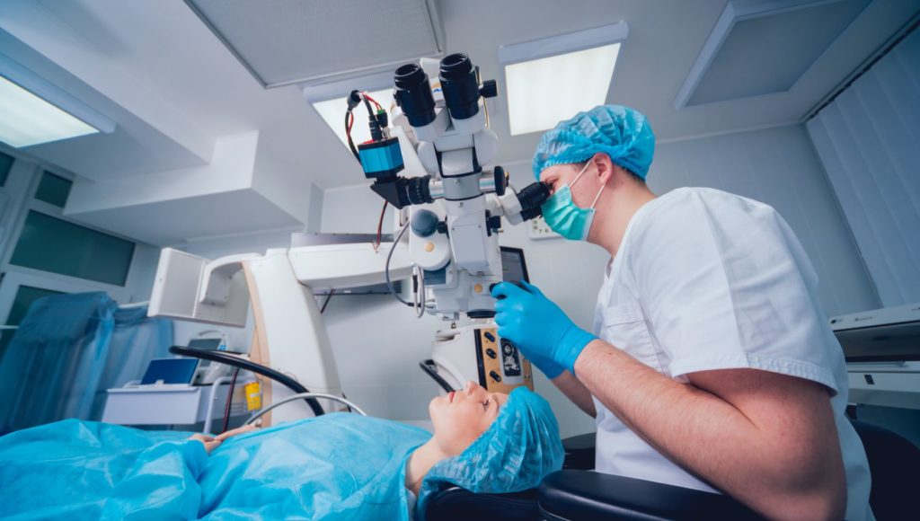 Lekarz w tracie zabiegu okulistycznego na sali operacyjnej