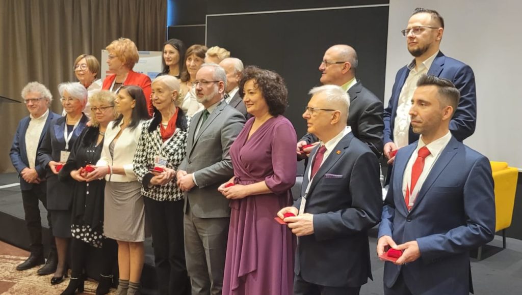 Zdjęcie grupowe nagrodzonych przedstawicieli organizacji pacjenckich wraz z ministrem zdrowia