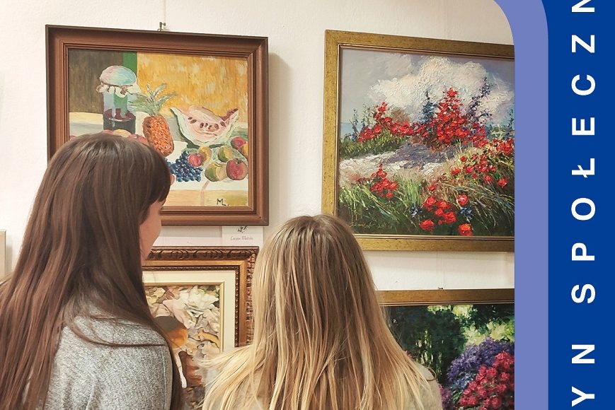 Okładka "Pochodni" nr 1/2023: dwie młode kobiety stoją tyłem do obiektywu i oglądają obrazy na ścianie