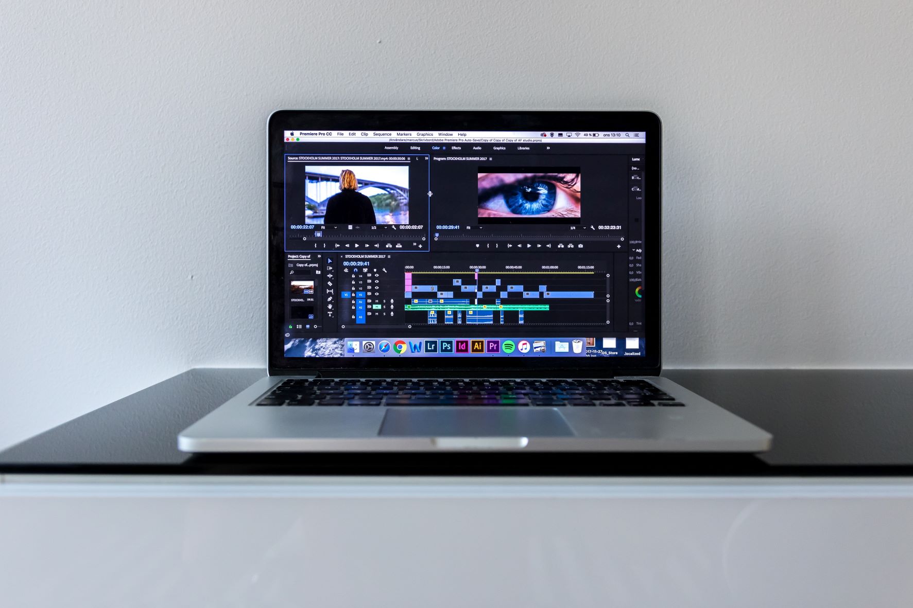 Ekran laptopa, a na nim widok programu do edycji filmów
