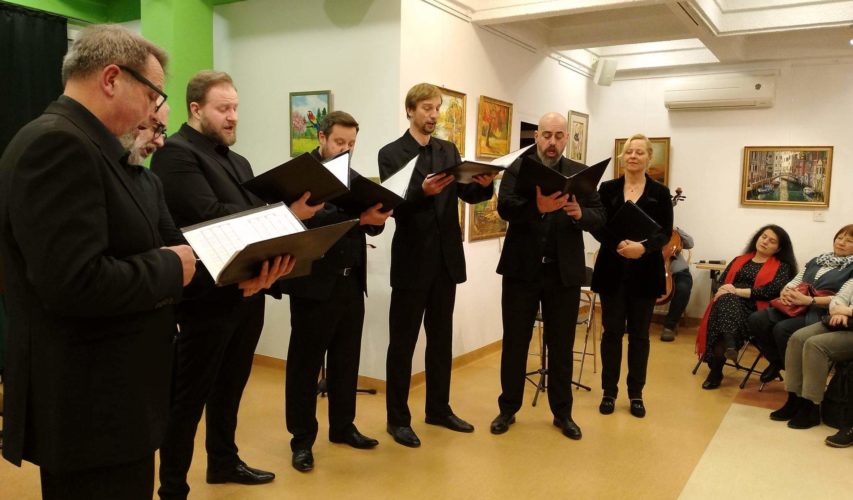 Śpiewacy z zespołu Gregorianum z koncertem w Tyflogalerii PZN