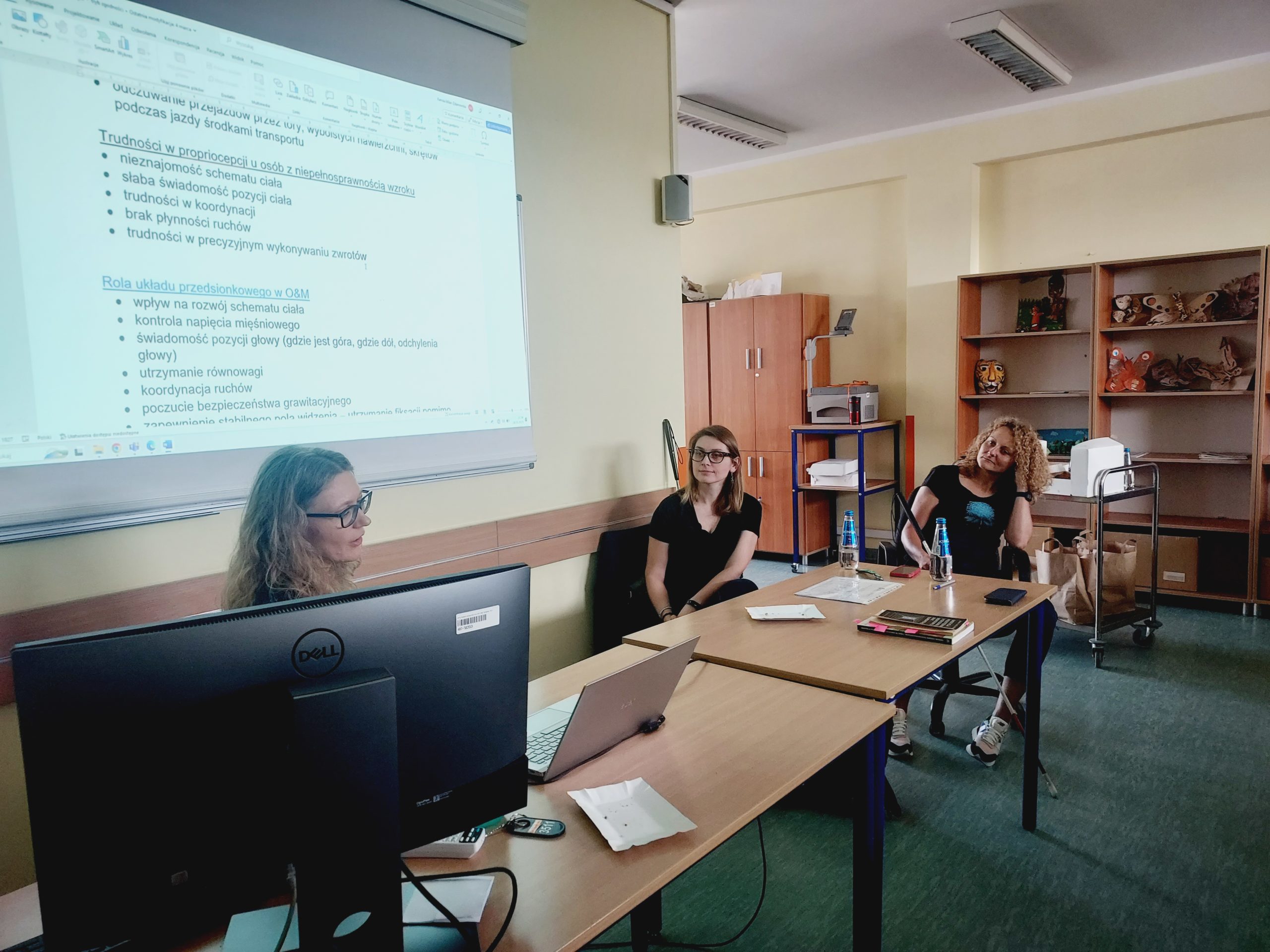 Prowadzące omawiają zagadnienia z zakresu orientacji przestrzennej
