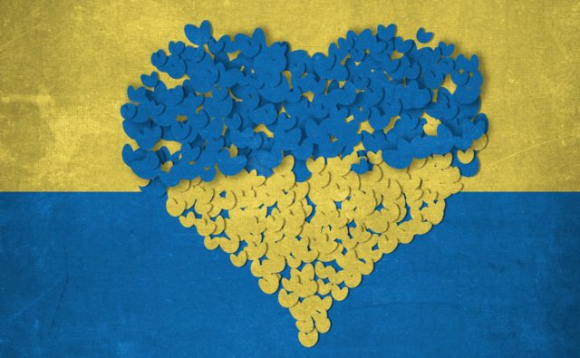 Żółto niebieskie, jak flaga Ukrainy, serce ułożone z papierowych kawałków