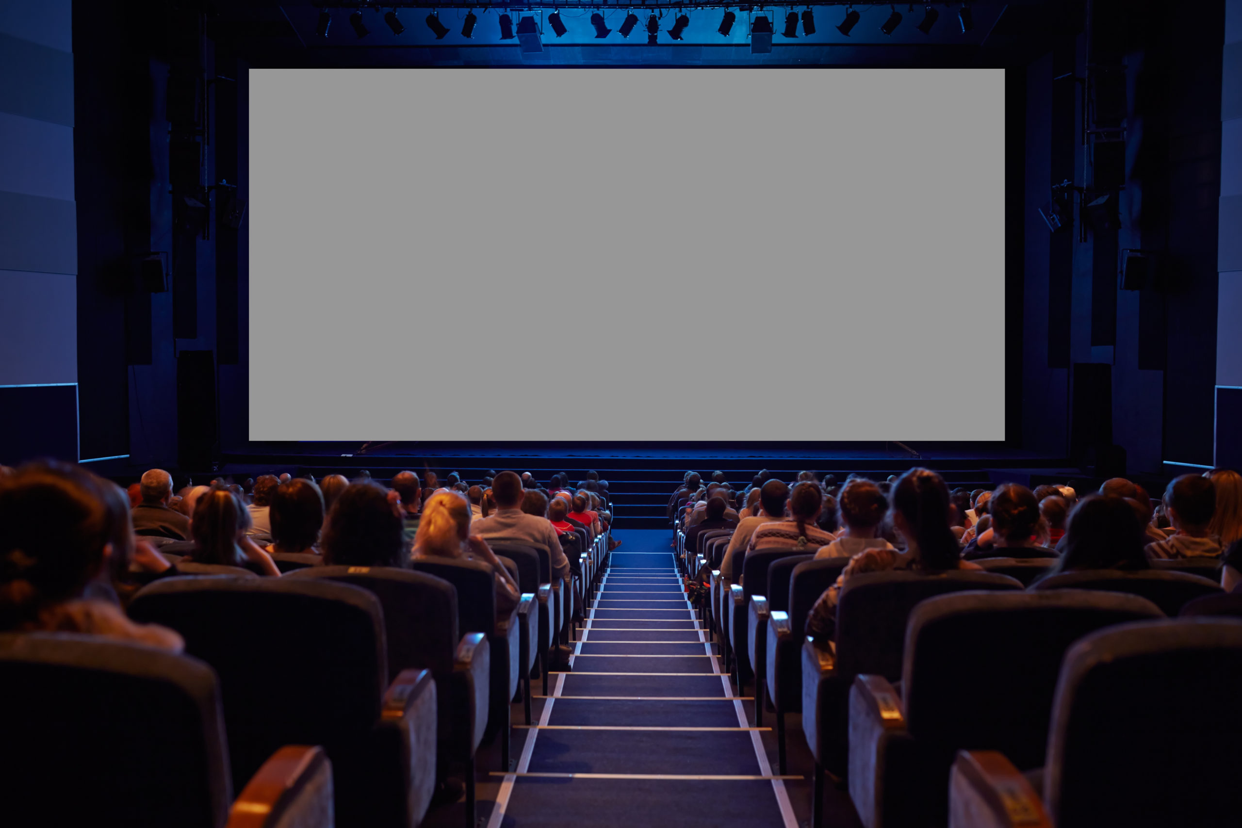 Widzowie w kinie czekają na emisję filmu