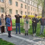 Jolanta Kramarz, prezes fundacji otwiera spotkanie przed siedzibą Vis Maior