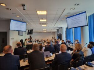 posiedzenie Forum; widok na salę konferencyjną, za stołami siedzą uczestnicy Forum i dyskutują