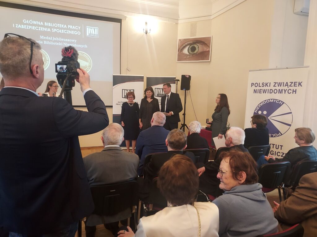 Prezes PZN z medalem pamiątkowym, obok dyrektor J.Garbarczyk i J. Złotowicz
