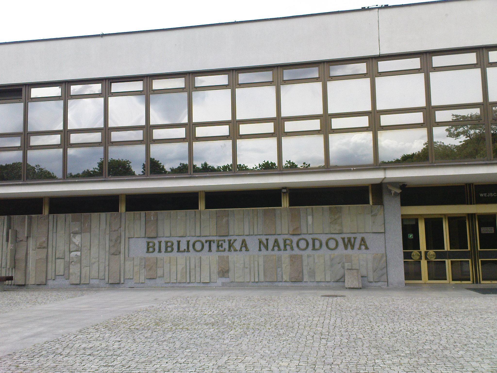 widok na główne wejście Biblioteki Narodowej