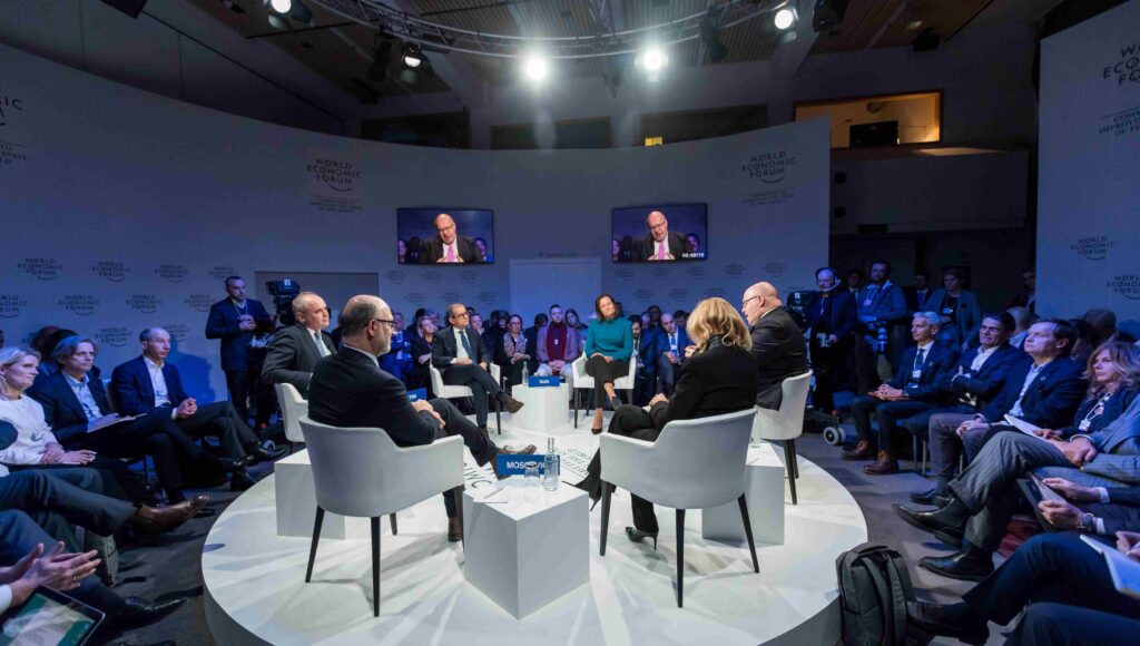 Paneliści na konferencji prowadzą dyskusję ze sobą