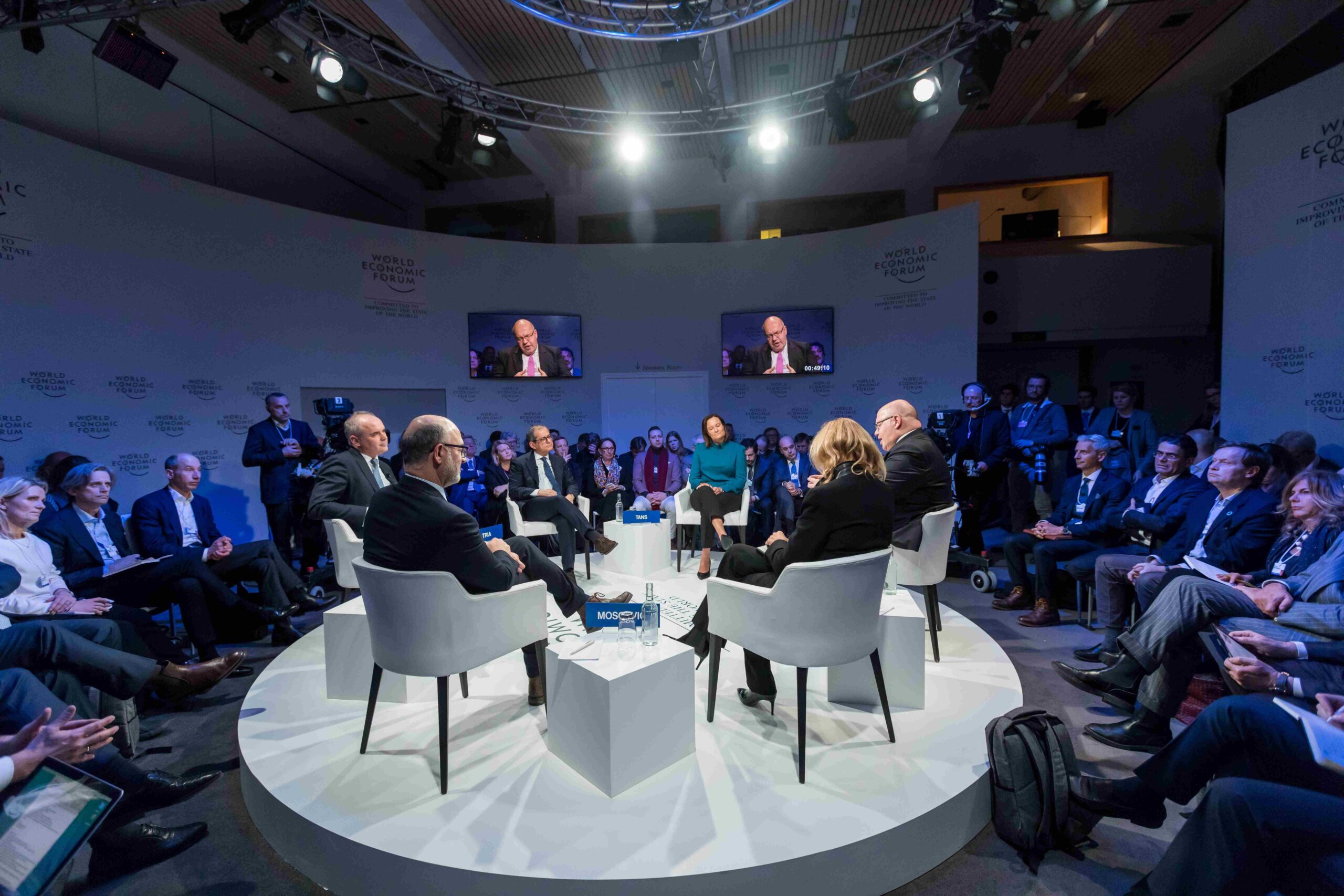 Paneliści na konferencji prowadzą dyskusję ze sobą