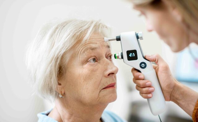 Lekarka wykonuje mierzenie ciśnienia w oku u pacjentki