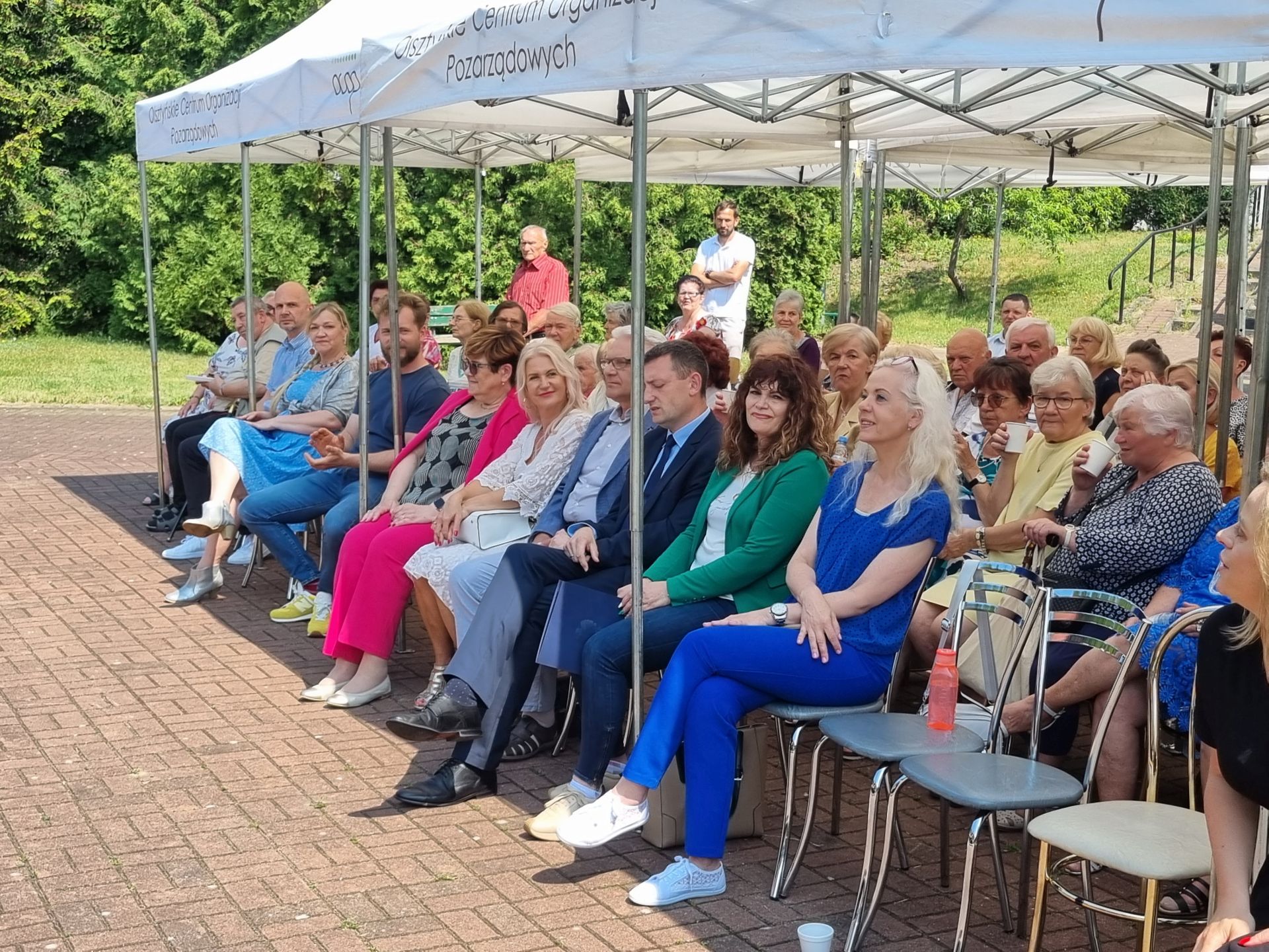 zaproszeni goście siedzą i oglądają występy; w pierwszym rzędzie siedzi m.in. Andrzej Brzeziński, Anna Woźniak-Szymańska, Wojciech Czajkowski, Elżbieta Jabłko, Ewa Kordalska