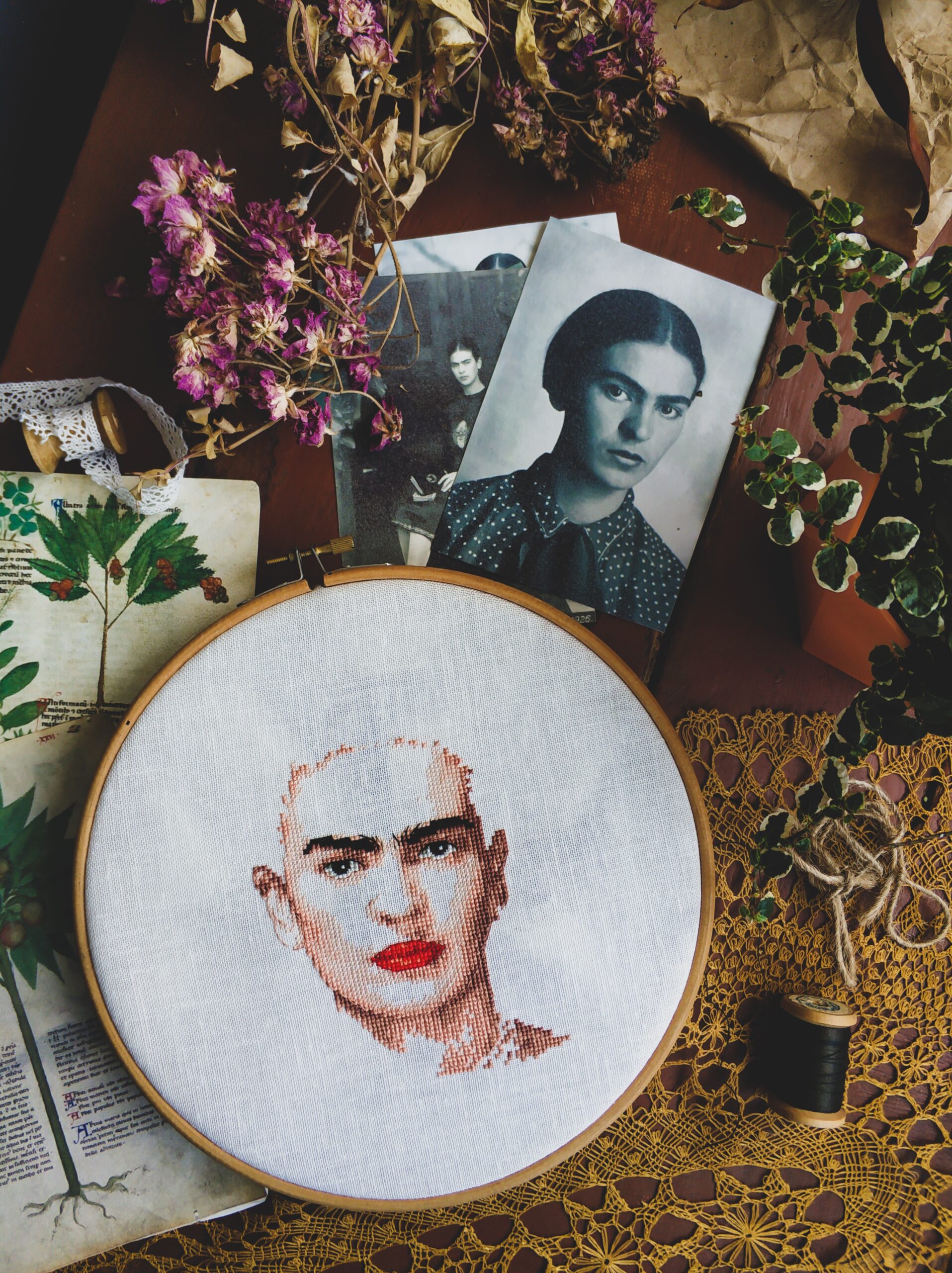 Haft z twarzą Fridy Kahlo i jej czarno-białe fotografie.